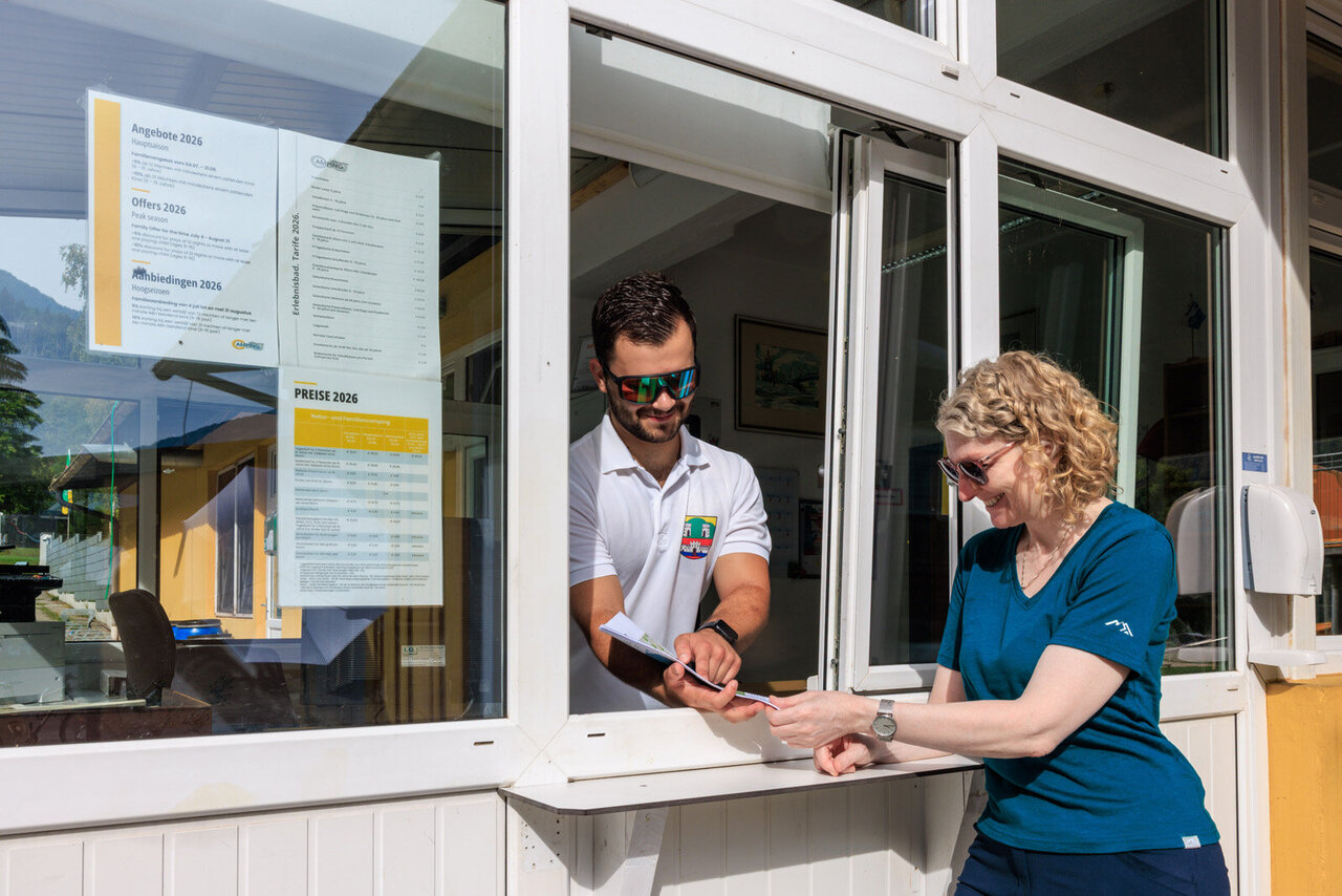 Kundengespräch an der Rezeption des Natur- und Familiencampingplatzes Oberdrauburg