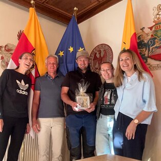 Bürgermeister Stefan Brandstätter und das Team der Marktgemeinde Oberdrauburg gratulieren Mitarbeiter Thomas Brandstätter zur Eheschließung