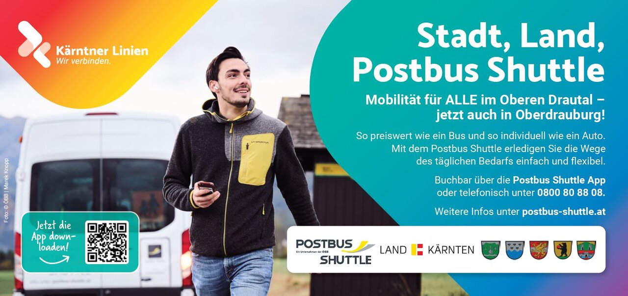 Postbus Shuttle: Mann mit Handy vor weißem Kleinbus in Oberkärnten