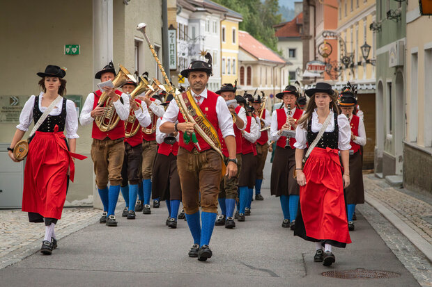 Musikkapelle Oberdrauburg marschiert am Marktplatz ein