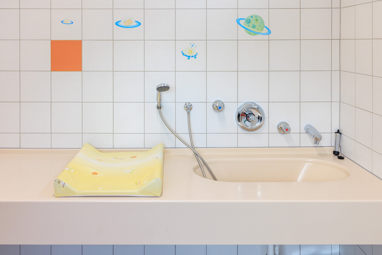 Badewanne und Wickelbereich für Kleinkinder
