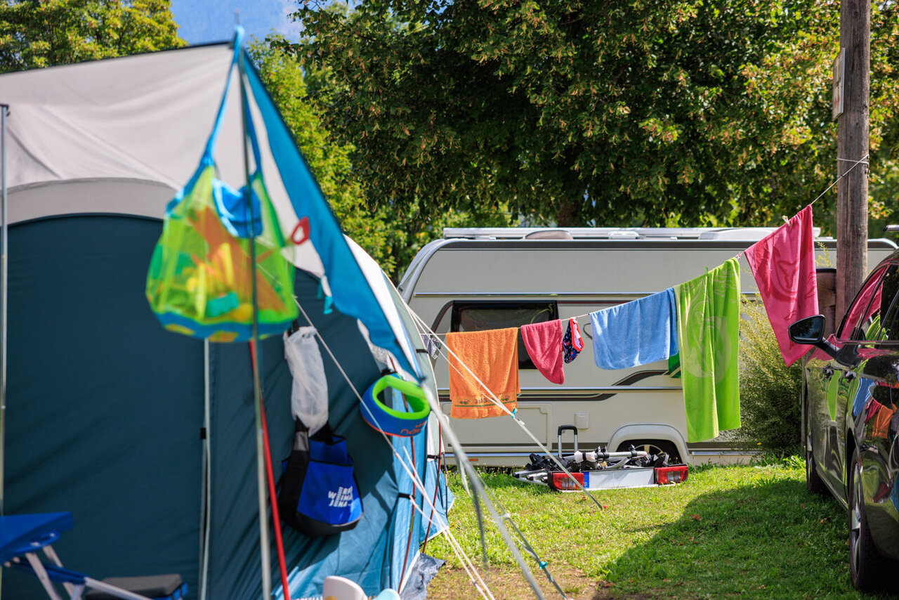Wäscheleine mit bunter Wäsche am Natur- und Familiencampingplatz Oberdrauburg