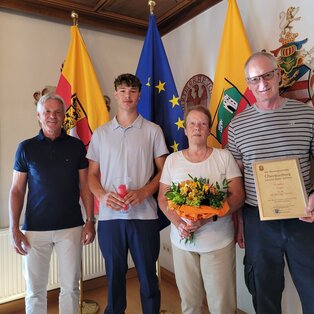Familie Täger wird für 30 Jahre Urlaubstreue geehrt