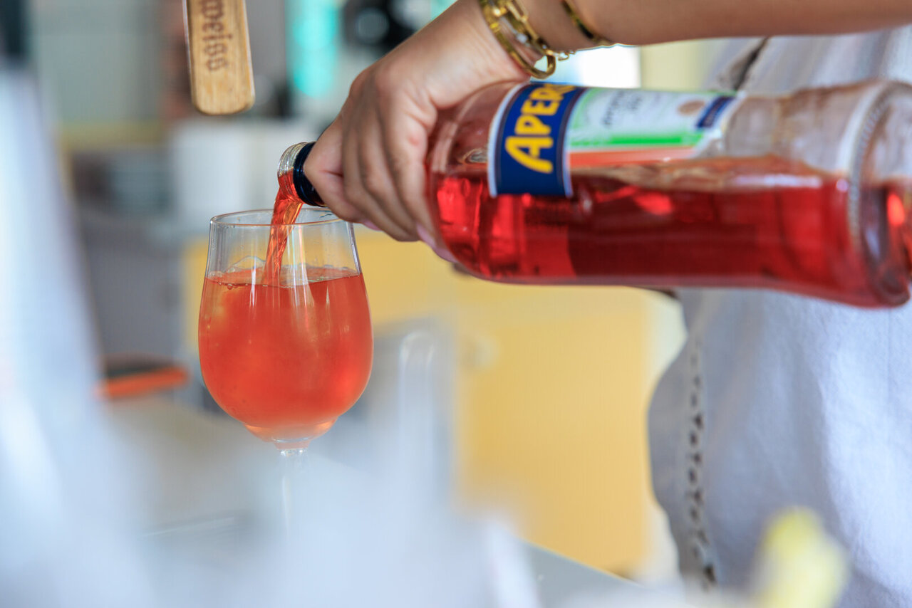 Im Schwimmbad Buffet wird ein Aperol Spritz vorbereitet