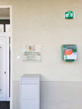 Defibrillator beim Eingang der ID Lindermüller Steuerberatungskanzlei (ehemals Postgebäude)