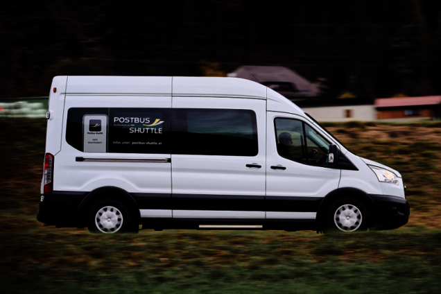 Stockfoto eines Postbus Shuttlebusses